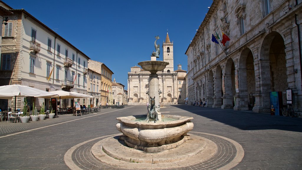 Piazza Arringo ofreciendo elementos del patrimonio y una fuente