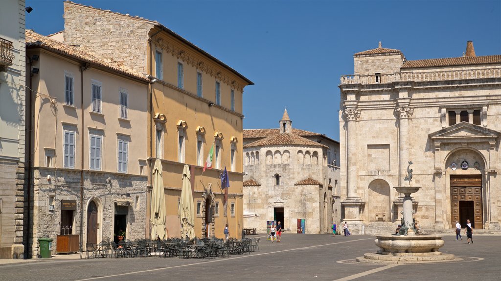 Piazza Arringo som visar en fontän och historiska element