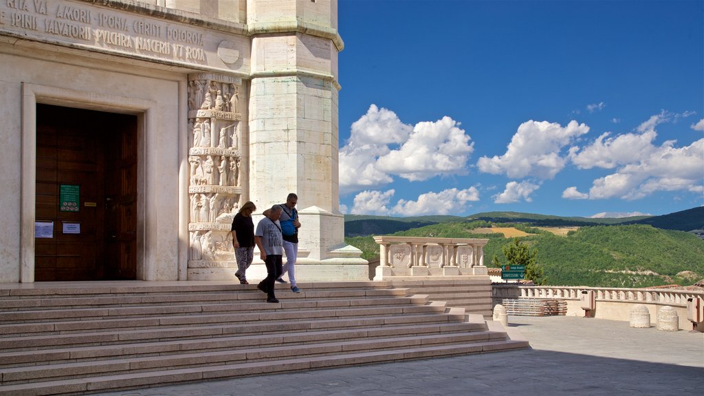 Basilica di Santa Rita mostrando elementos de patrimônio e paisagens assim como um pequeno grupo de pessoas