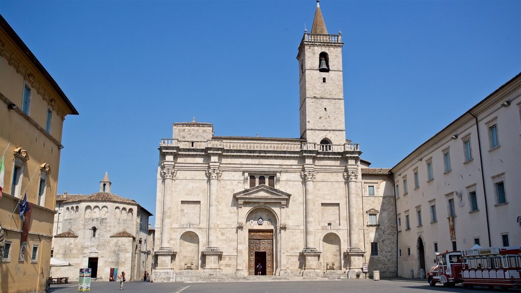 Cattedrale di Sant\'Emidio presenterar historisk arkitektur