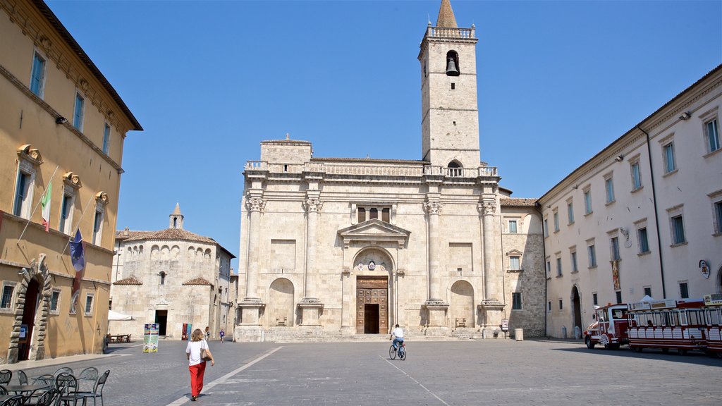 Catedral de Sant\'Emidio mostrando arquitectura patrimonial y una plaza