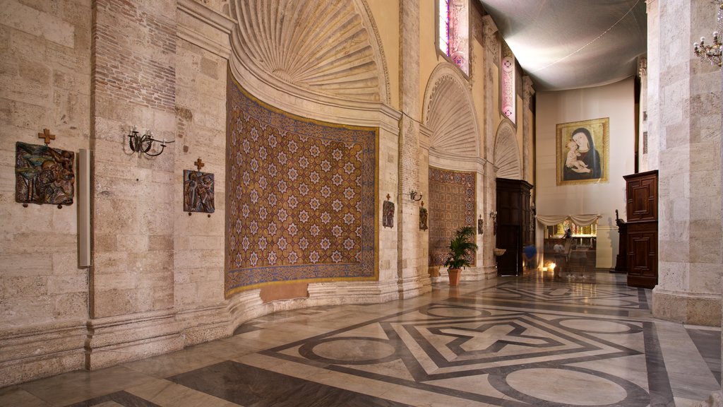 Cattedrale di Sant\'Emidio som visar interiörer och historiska element