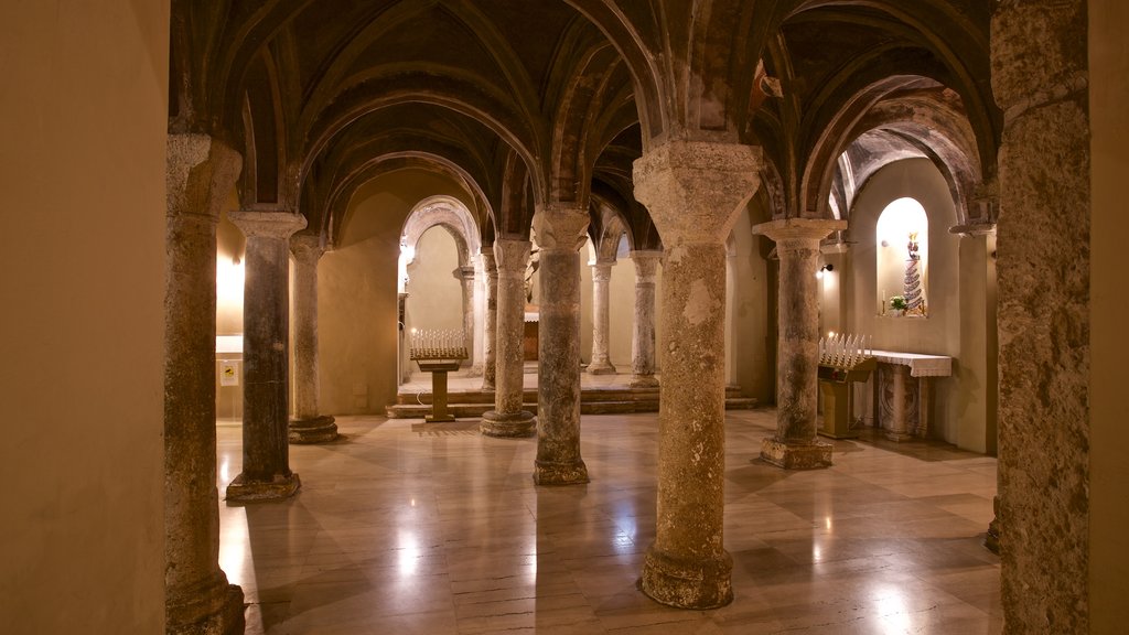 Catedral de Sant\'Emidio mostrando elementos de patrimônio e vistas internas