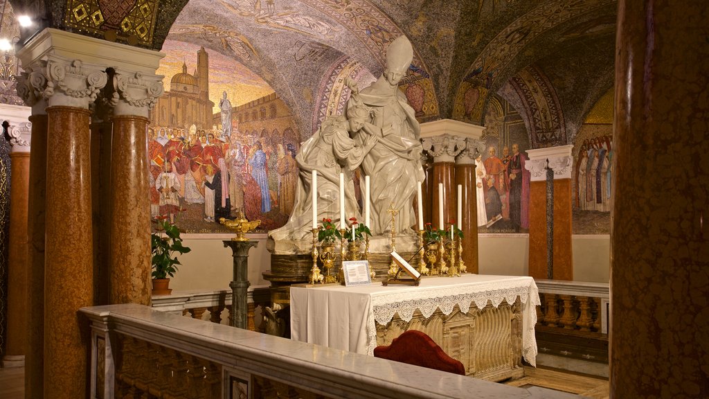 Catedral de Sant\'Emidio mostrando elementos de patrimônio, vistas internas e uma estátua ou escultura