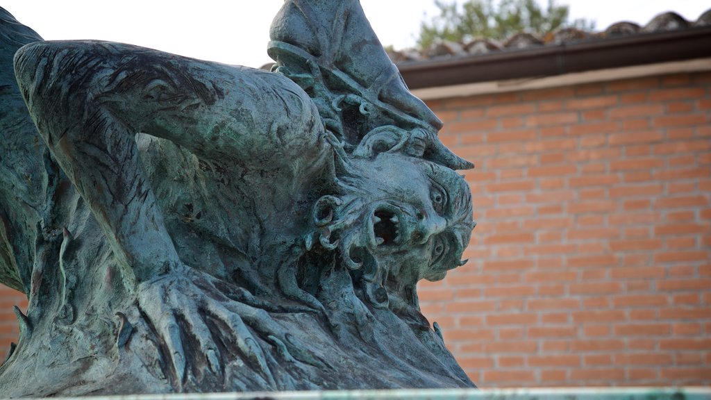 Dello Splendore Museum og byder på en statue eller en skulptur og religiøse elementer