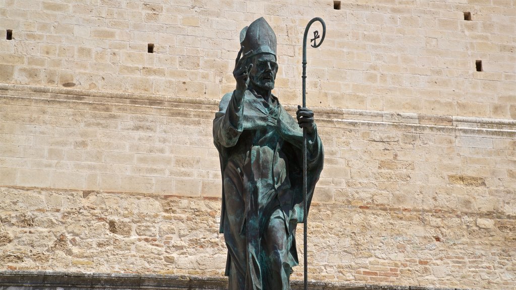 Catedral de San Justino que incluye aspectos religiosos y una estatua o escultura