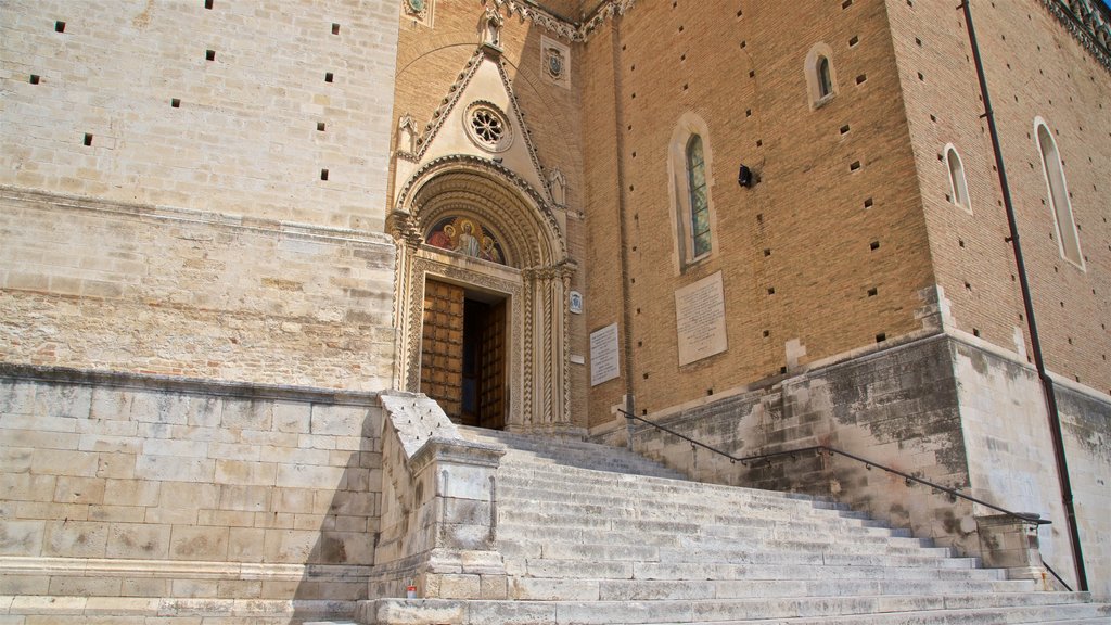 Katedral San Giustino menampilkan gereja atau katedral dan objek warisan