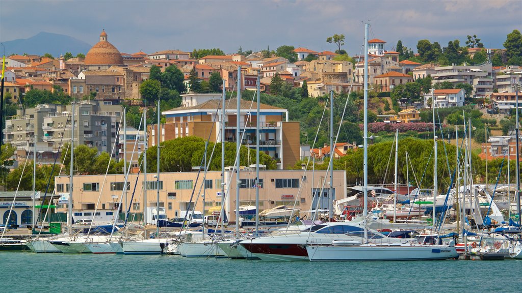 Puerto Giulianova mostrando una ciudad costera y una bahía o un puerto