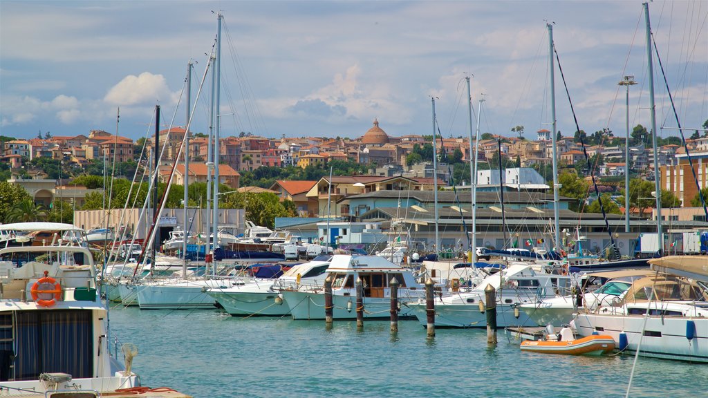 Puerto Giulianova mostrando una ciudad costera y una bahía o puerto