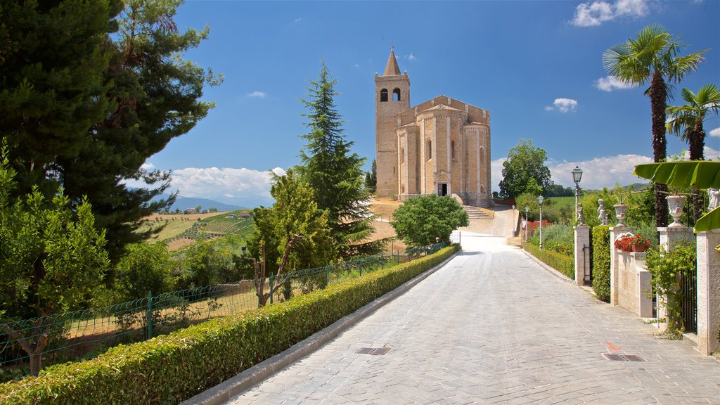 Igreja de Santa Maria della Rocca que inclui arquitetura de patrimônio