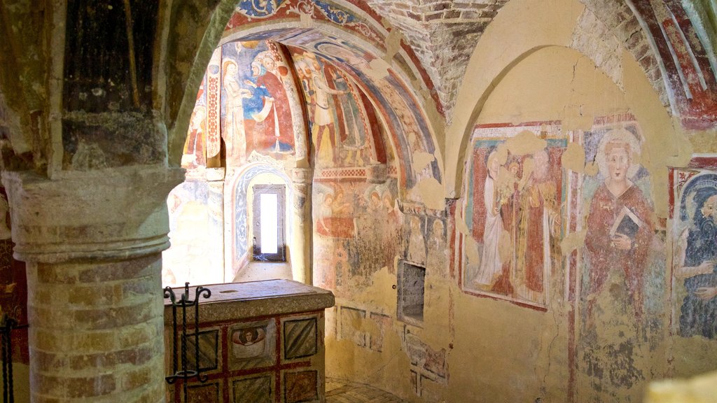 Igreja de Santa Maria della Rocca caracterizando elementos religiosos, vistas internas e arte