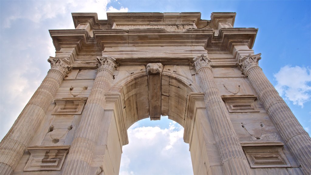 Arco di Traiano mostrando elementos del patrimonio