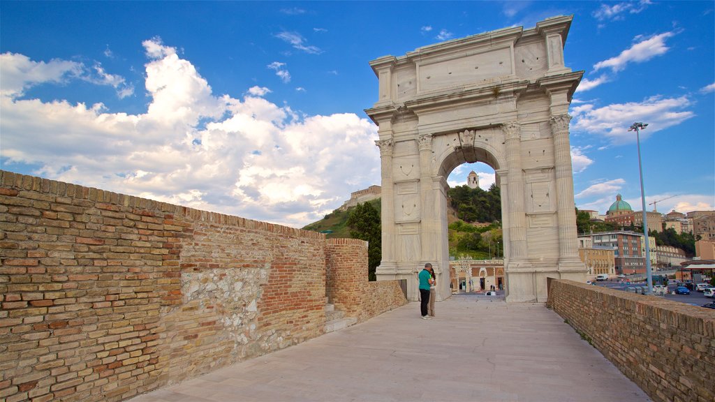 Arco di Traiano toont historisch erfgoed en ook een stel