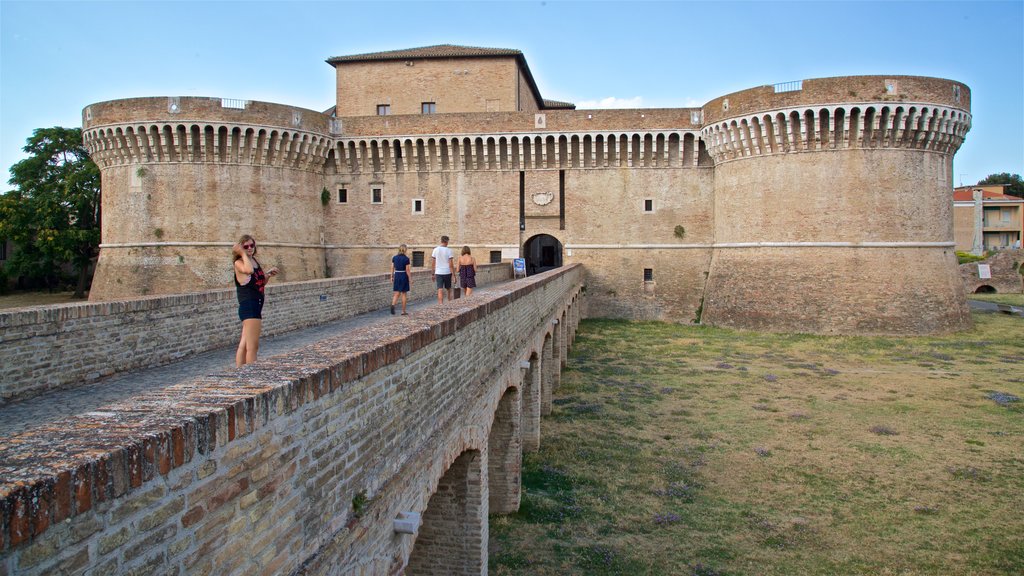 Rocca Roveresca di Senigallia og byder på slot eller palads, historiske bygningsværker og en bro