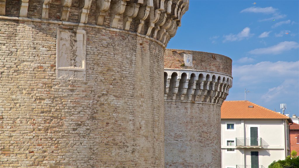 Rocca Roveresca di Senigallia som viser et slot og historiske bygningsværker