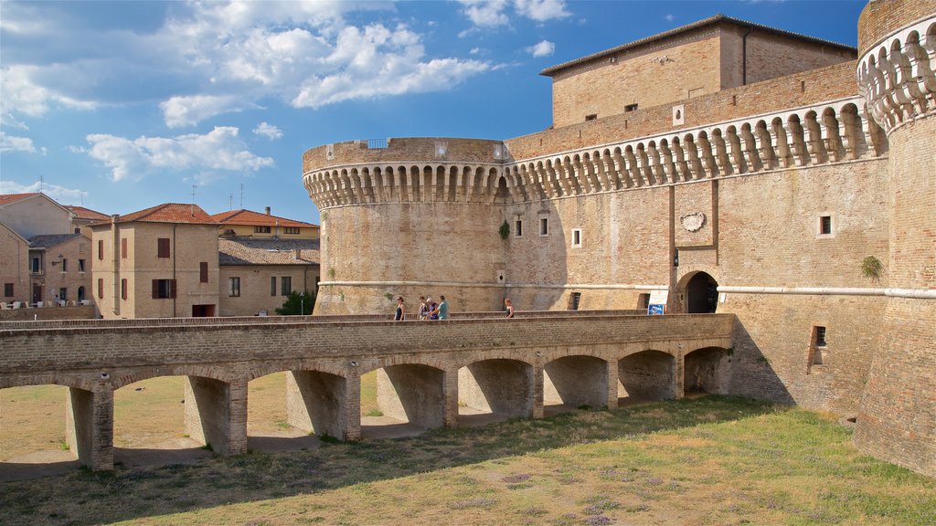 Rocca Roveresca di Senigallia og byder på slot eller palads, historiske bygningsværker og en bro