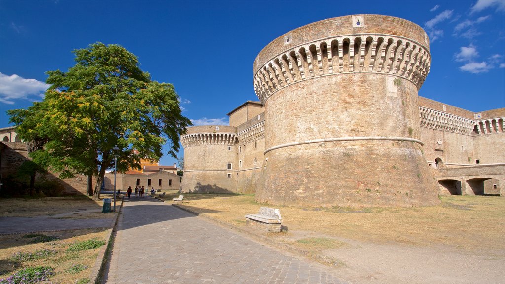 Rocca Roveresca di Senigallia og byder på historiske bygningsværker og et slot