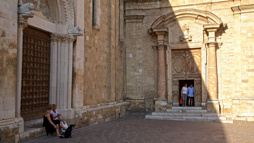 Catedral de Santa Maria Assunta mostrando elementos patrimoniales y también un pequeño grupo de personas