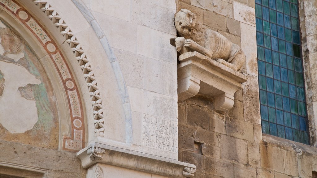 Catedral de Santa Maria Assunta ofreciendo elementos del patrimonio