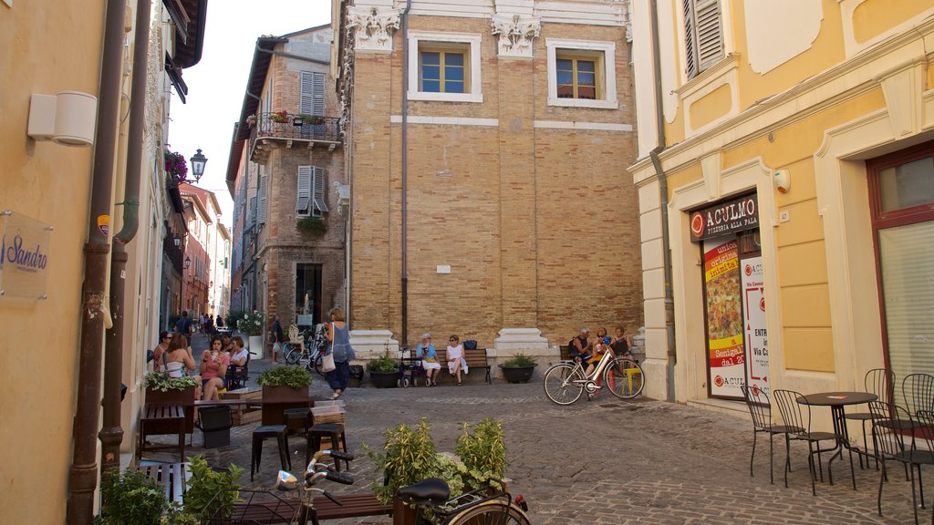 Senigallia caracterizando jantar ao ar livre assim como um pequeno grupo de pessoas