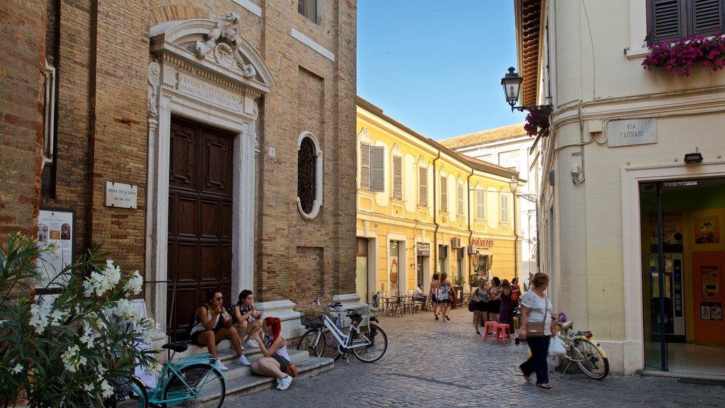 Senigallia ofreciendo imágenes de calles y también un pequeño grupo de personas