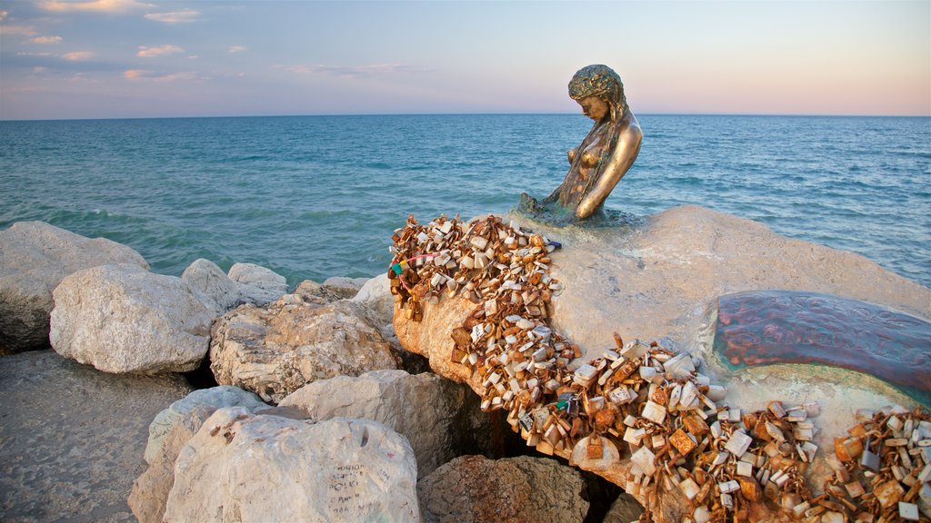 Senigallia ofreciendo vistas generales de la costa, una puesta de sol y arte al aire libre