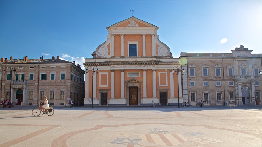 Senigallia mostrando ciclismo, elementos patrimoniales y una iglesia o catedral