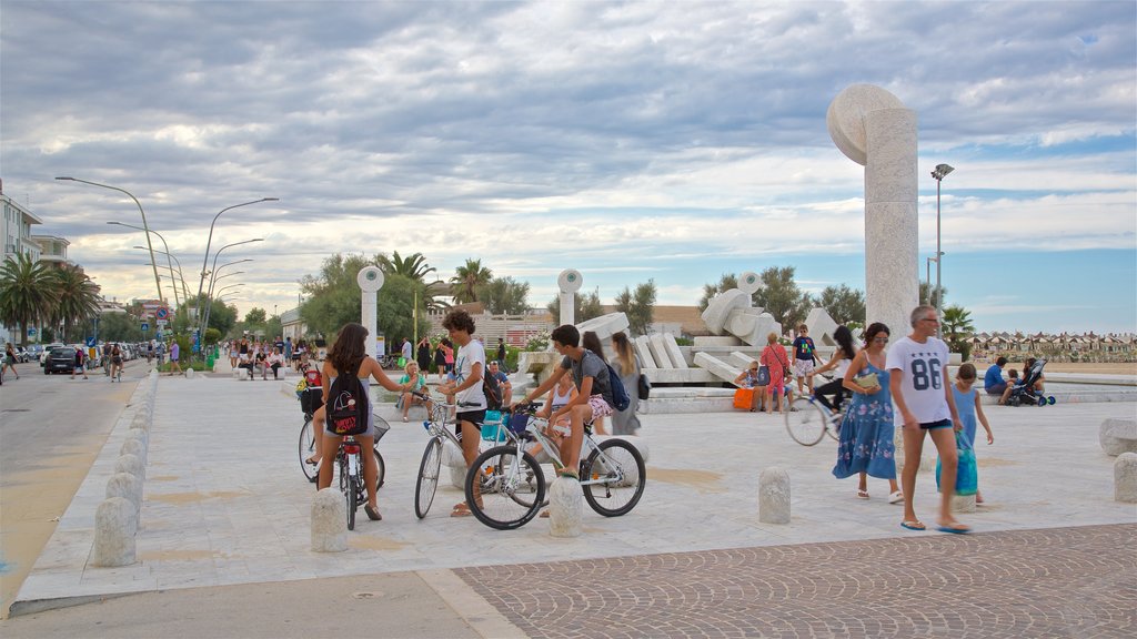 Pescara som viser cykling og gadeliv såvel som en lille gruppe mennesker