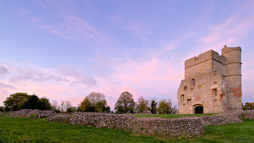 Donnington Castle mostrando patrimonio de arquitectura, una puesta de sol y vistas de paisajes