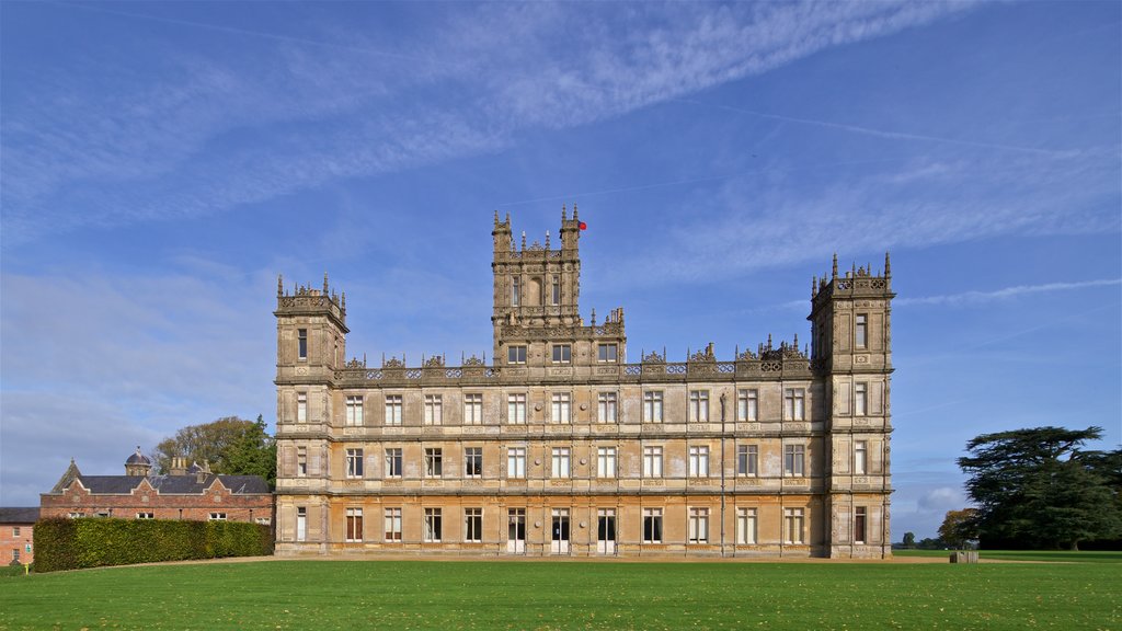 Highclere Castle mostrando patrimonio de arquitectura