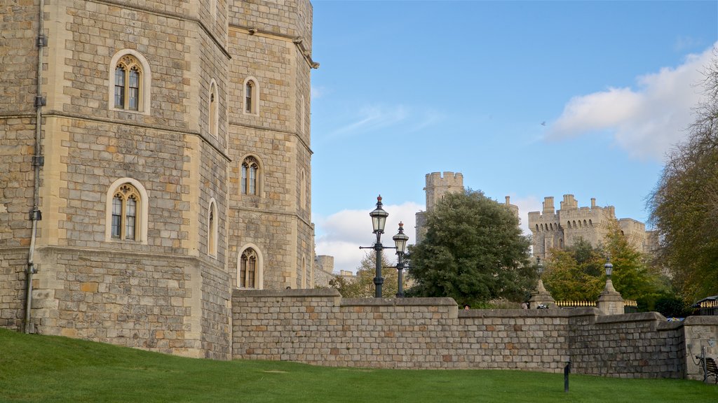 Windsor Castle caracterizando arquitetura de patrimônio e um pequeno castelo ou palácio