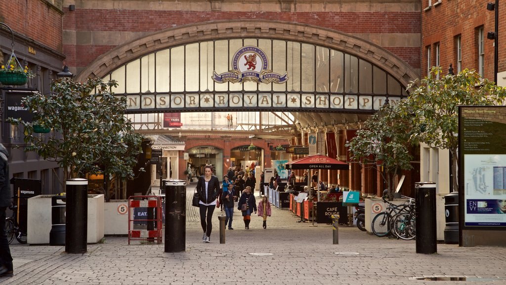 Windsor bevat bewegwijzering en ook een klein groepje mensen