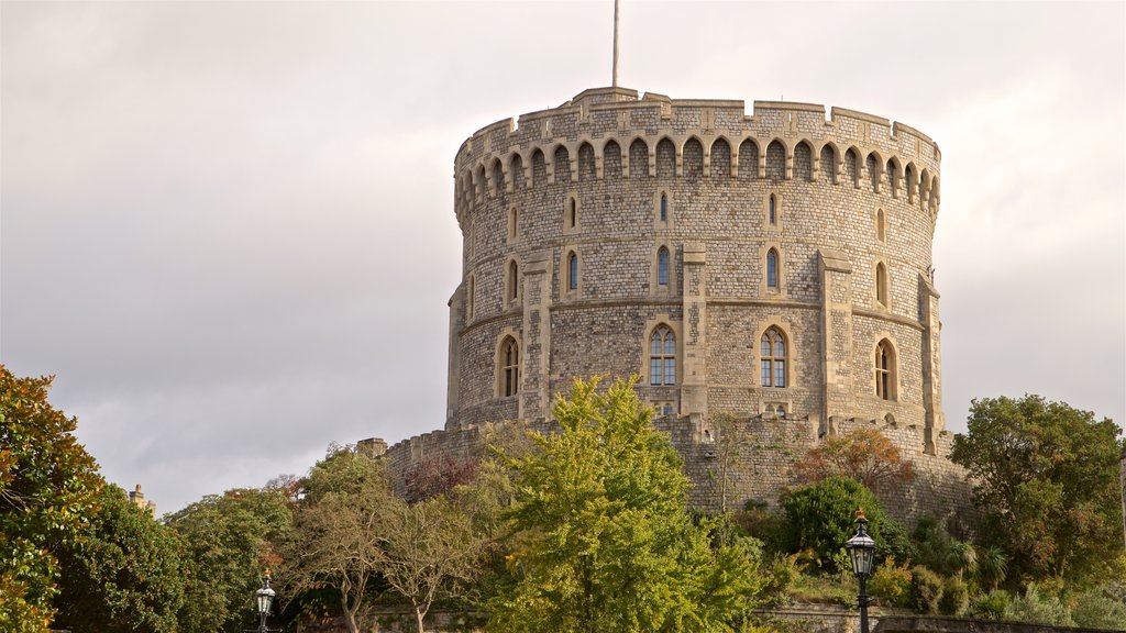 Windsor Castle showing heritage architecture and château or palace