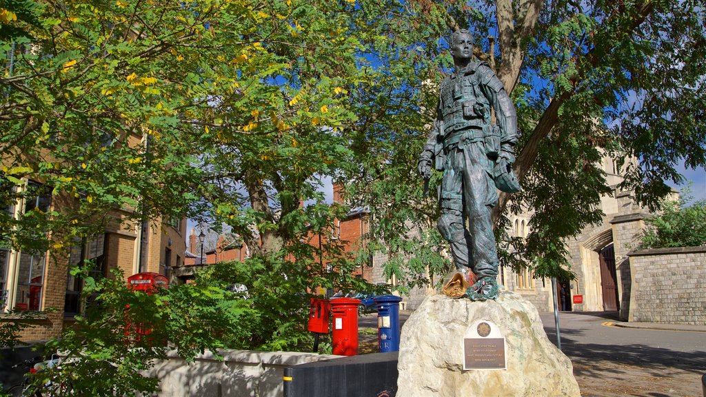 Windsor caracterizando um jardim e uma estátua ou escultura