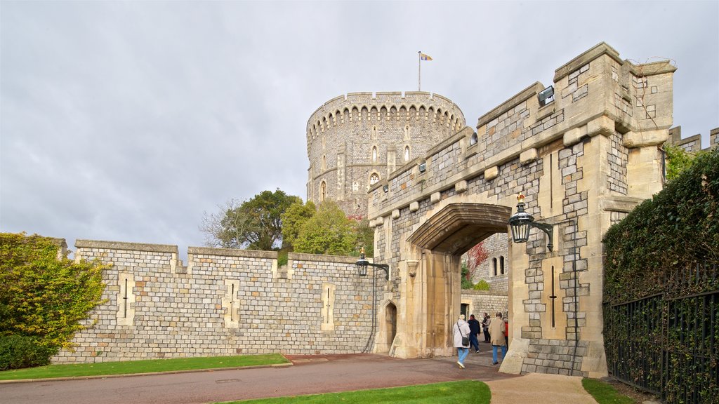 Windsor Castle ofreciendo un castillo y patrimonio de arquitectura