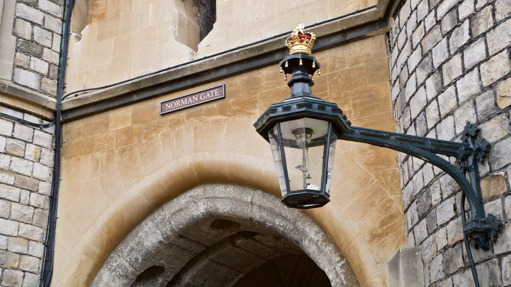 Windsor Castle que incluye señalización y elementos del patrimonio