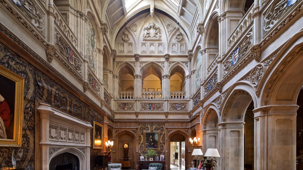 Highclere Castle que incluye vistas interiores y elementos del patrimonio