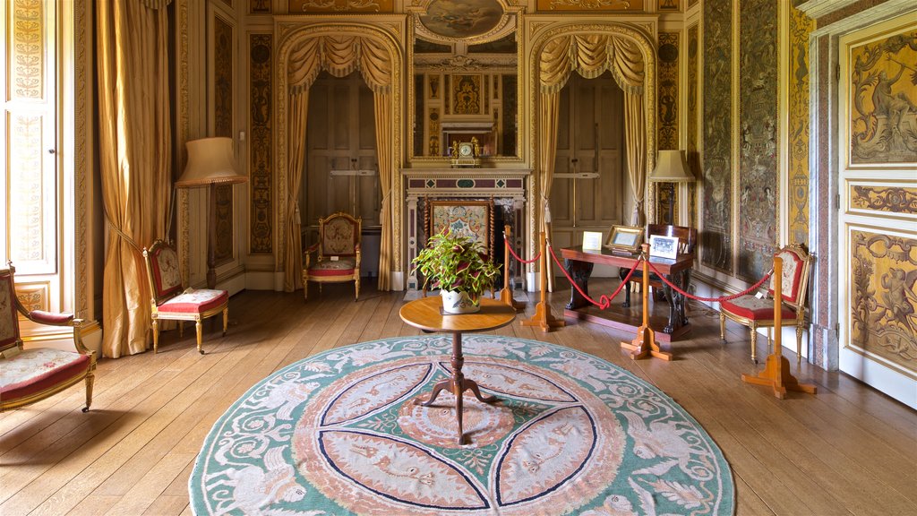 Highclere Castle som visar historiska element, interiörer och ett hus