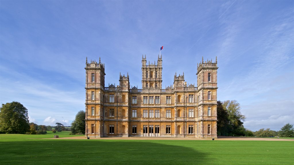 Highclere Castle som inkluderar landskap och historisk arkitektur