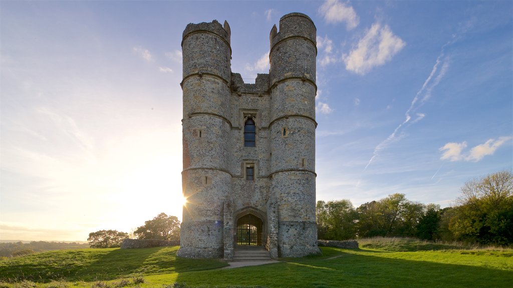 Donnington Castle que incluye vistas de paisajes, una puesta de sol y patrimonio de arquitectura