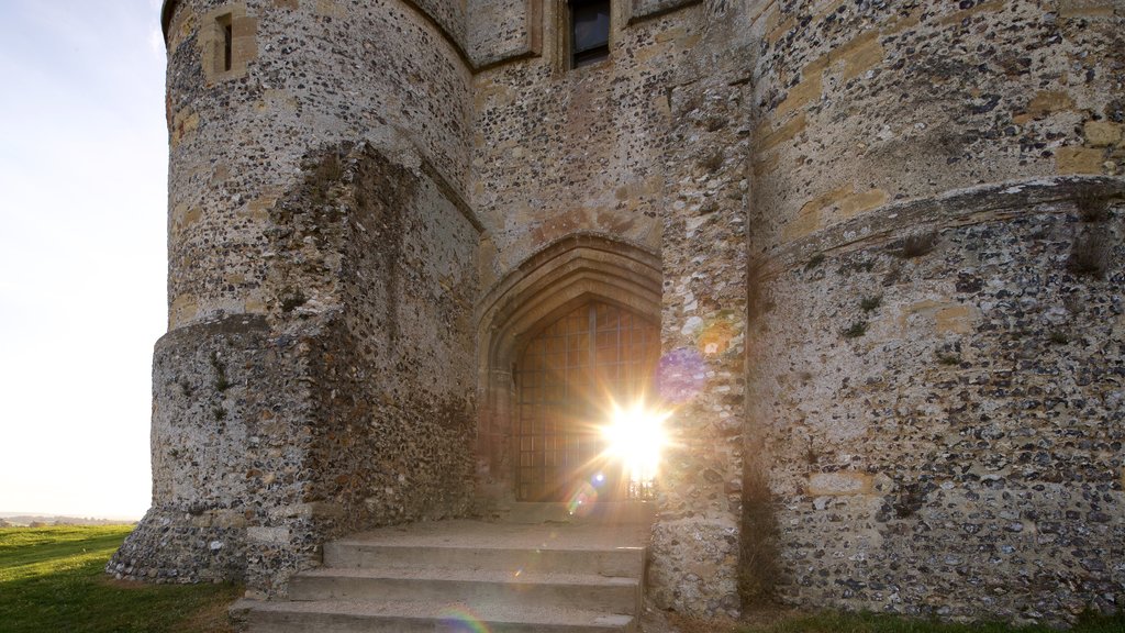 Donnington Castle showing a ruin, a sunset and heritage elements