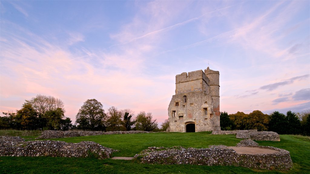 Donnington Castle som inkluderer bygningsruiner, landskap og solnedgang