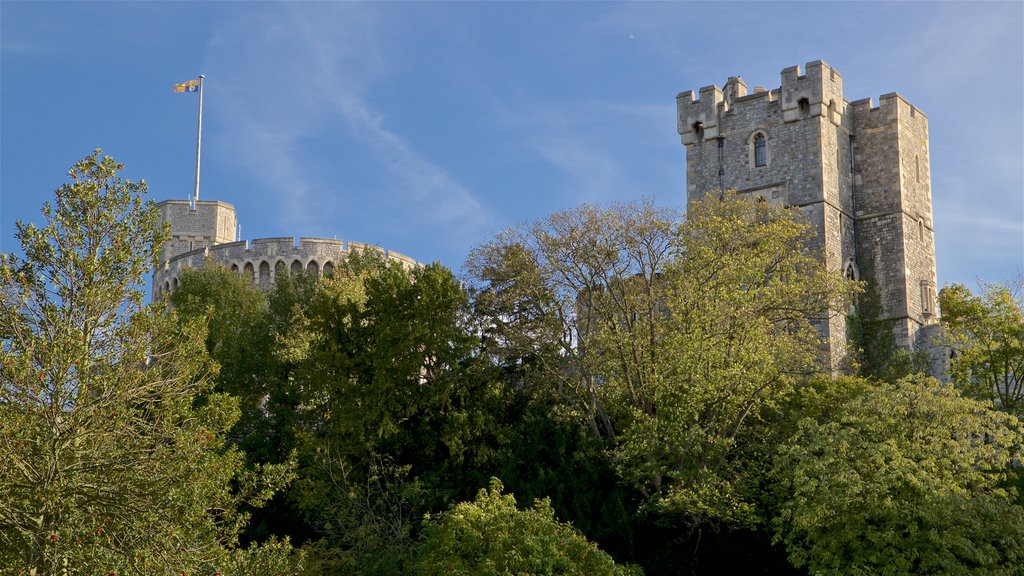 Windsor Castle showing a castle and heritage architecture