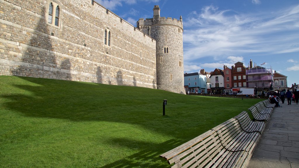 Windsor Castle que incluye arquitectura patrimonial y un castillo