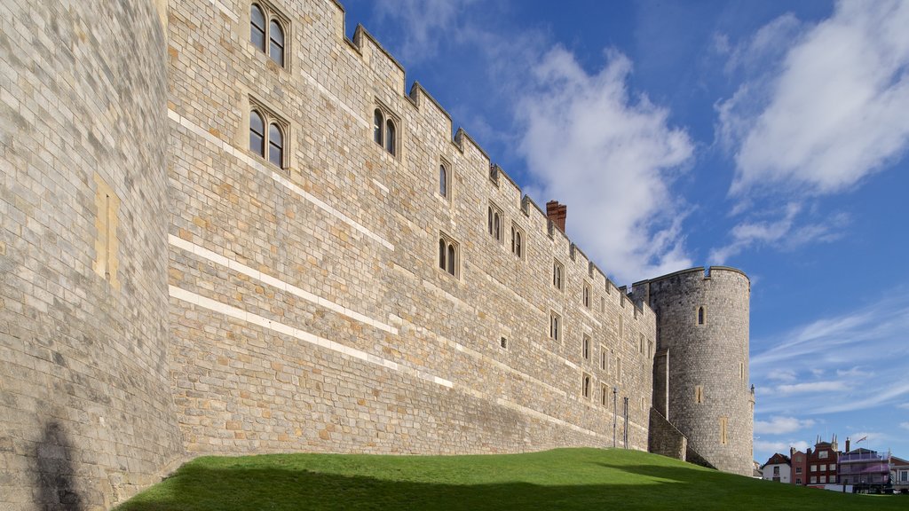 Windsor Castle que inclui um pequeno castelo ou palácio e arquitetura de patrimônio