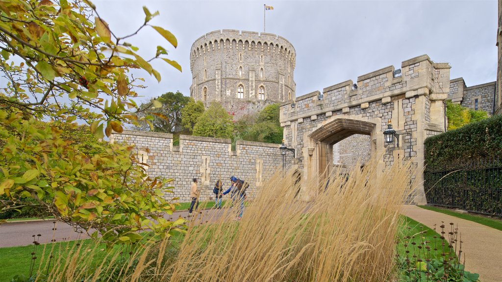 Windsor Castle featuring heritage architecture and a castle