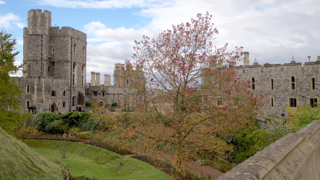 Windsor Castle showing heritage architecture and a castle