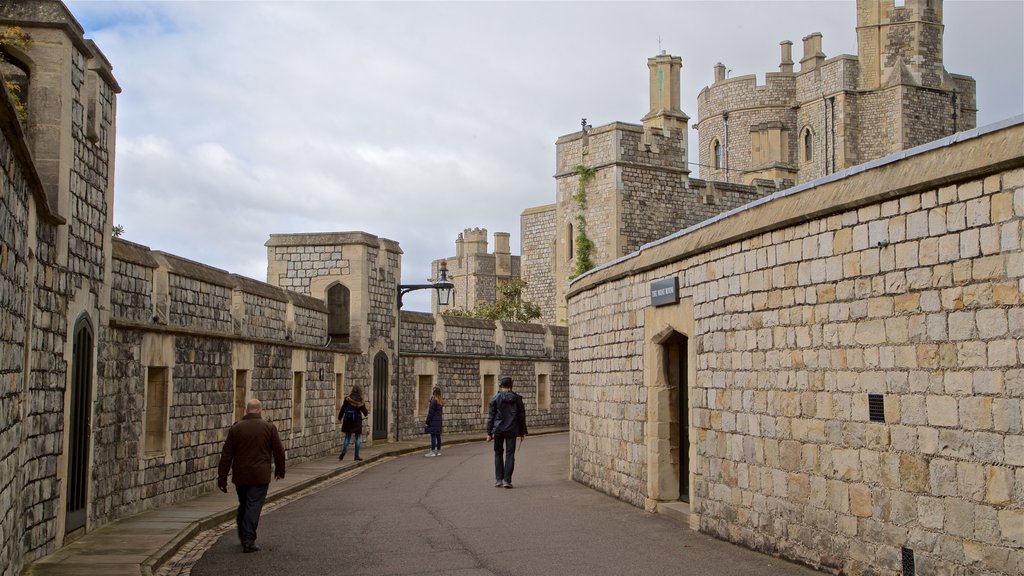 Windsor Castle showing chateau or palace and heritage architecture as well as a small group of people