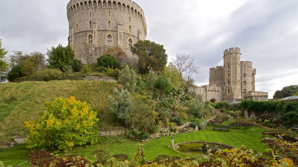 Windsor Castle ofreciendo un castillo, un jardín y patrimonio de arquitectura