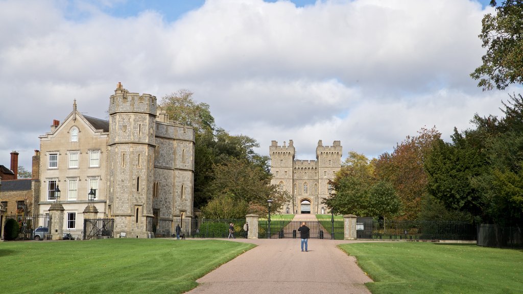 Windsor showing chateau or palace, heritage architecture and a park